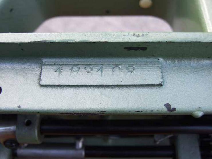 Bild 13: Schranknähmaschine VERITAS aus den 70er Jahren