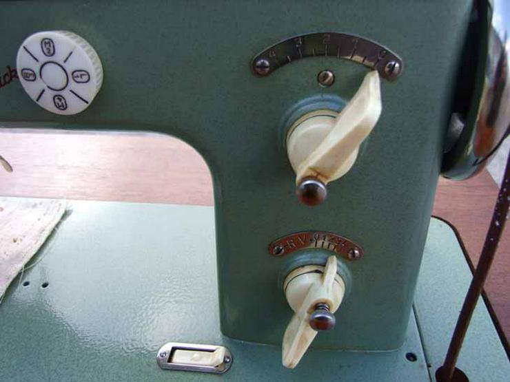 Bild 10: Schranknähmaschine VERITAS aus den 70er Jahren