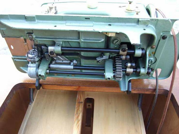 Bild 12: Schranknähmaschine VERITAS aus den 70er Jahren