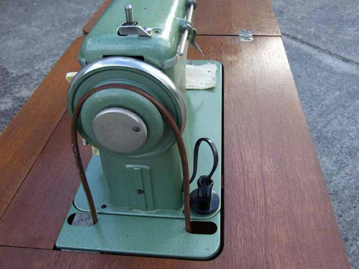 Bild 7: Schranknähmaschine VERITAS aus den 70er Jahren