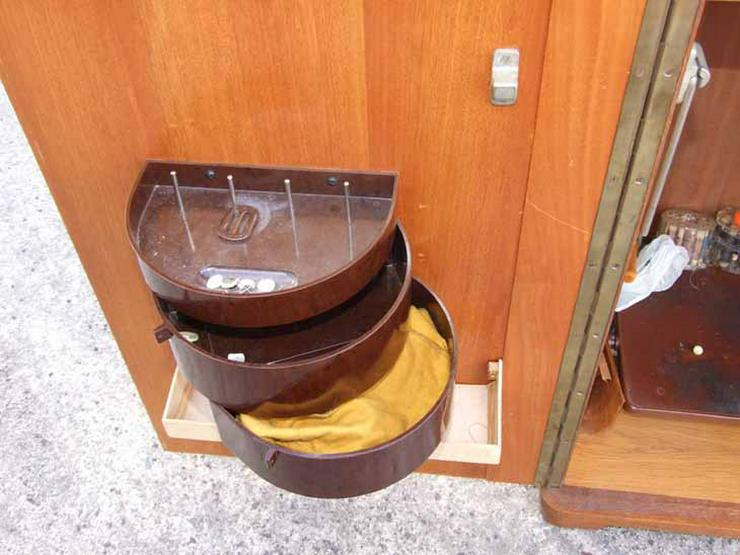Bild 5: Schranknähmaschine VERITAS aus den 70er Jahren