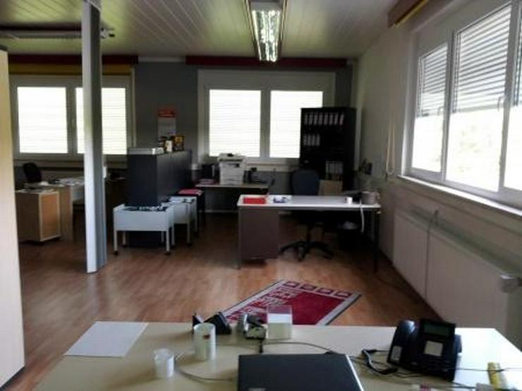 Bild 10: Saubere Halle mit gepflegtem Büro