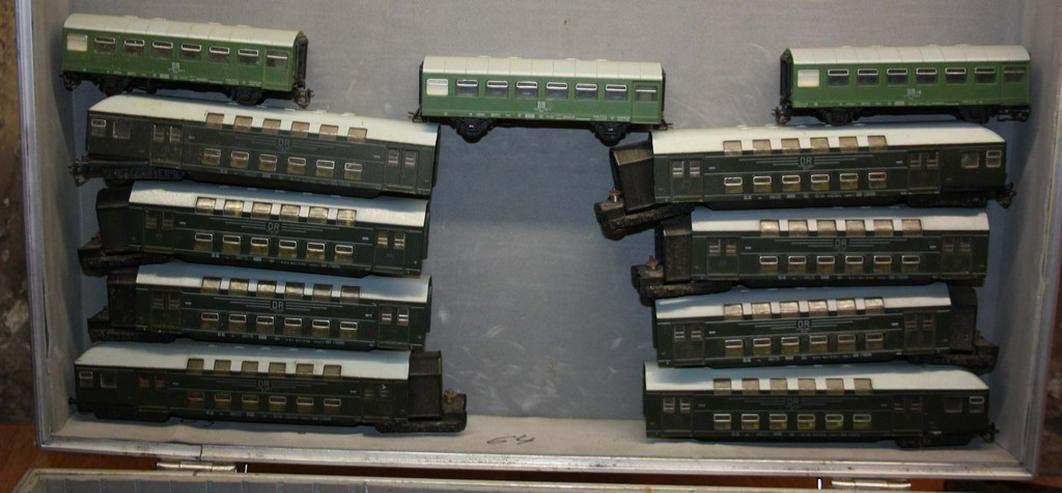 Bild 4: Modelleisenbahnteile, Loks, Wagen, Gebäude etc.