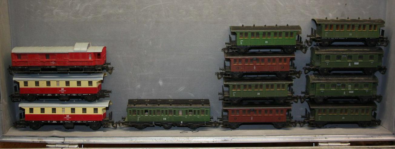 Bild 2: Modelleisenbahnteile, Loks, Wagen, Gebäude etc.