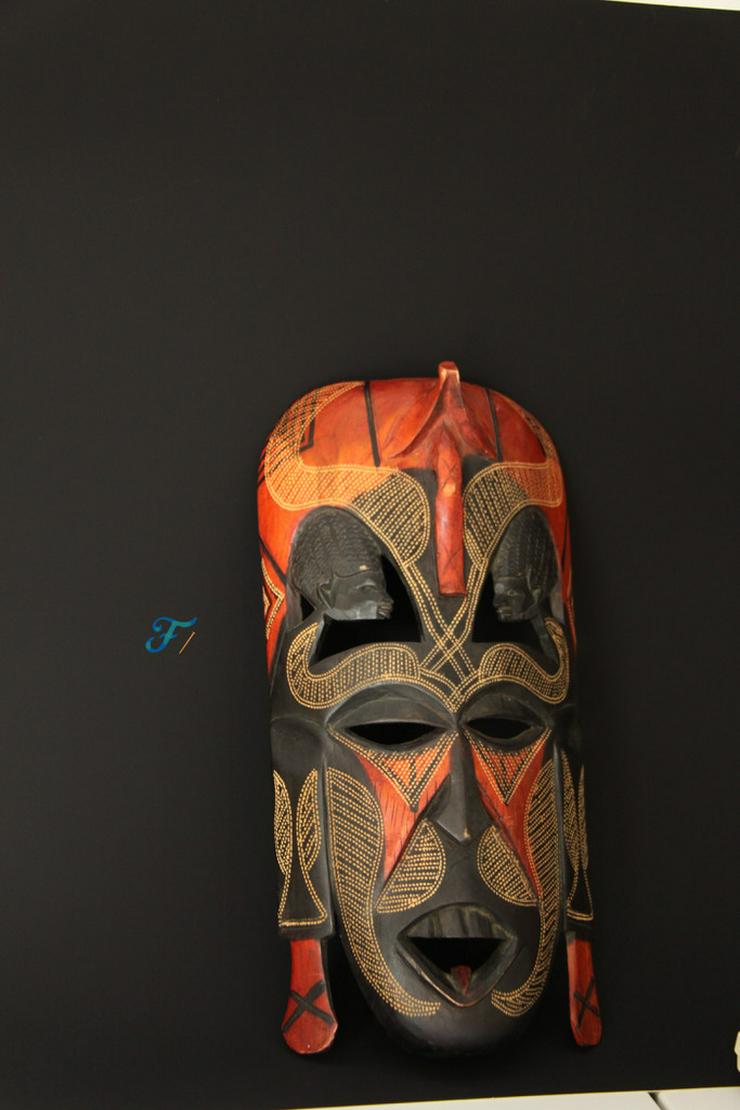 Bild 10: Kissing Mask I Afrikanische Massai-Maske