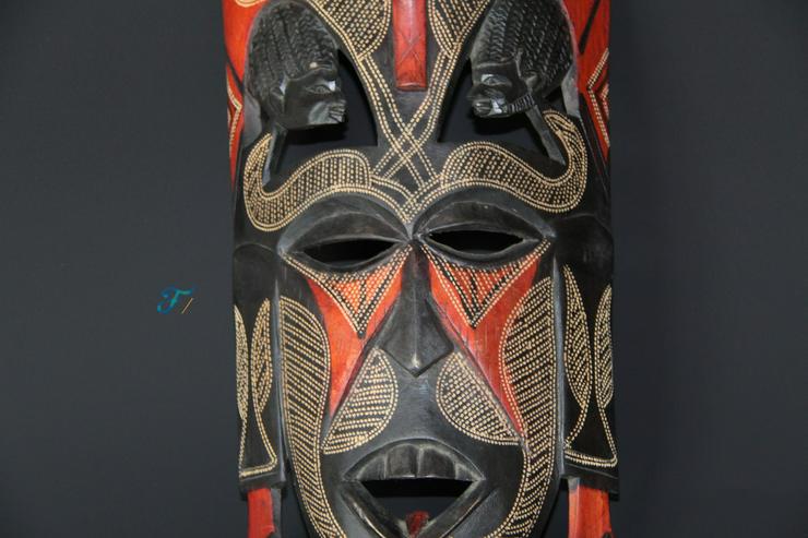 Bild 2: Kissing Mask I Afrikanische Massai-Maske