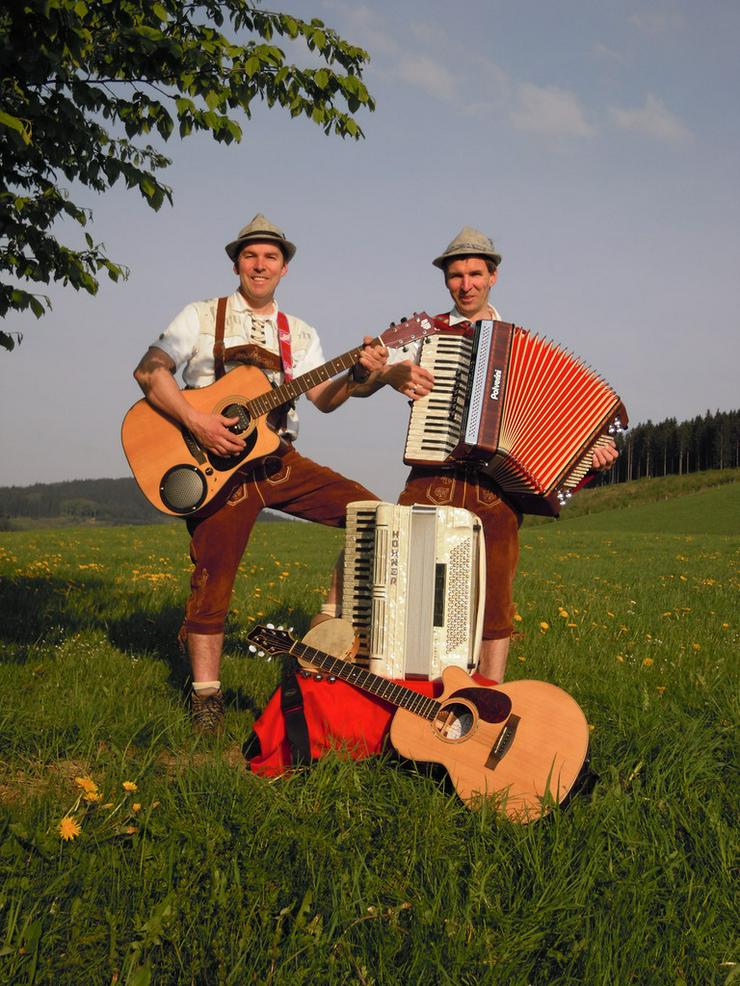 Bild 3: Volksmusik Duo mit Akkordeon und Gitarre