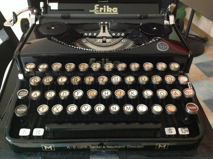 Bild 2: Alte Rechenmaschine und alte Schreibmaschinen