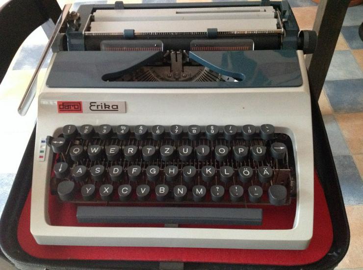 Bild 3: Alte Rechenmaschine und alte Schreibmaschinen