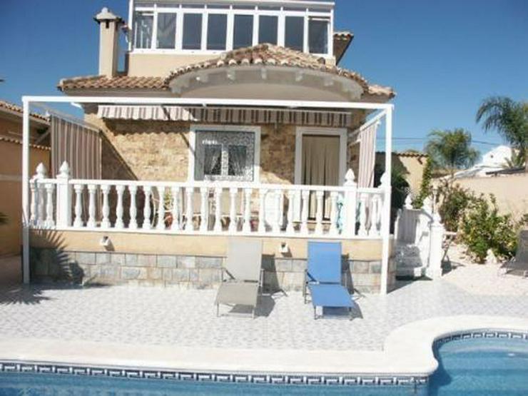 Villa mit Gästeappartement und Pool