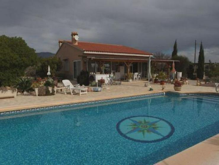 Landhaus-Villa mit Pool, Carport und schönem Ausblick - Auslandsimmobilien - Bild 1