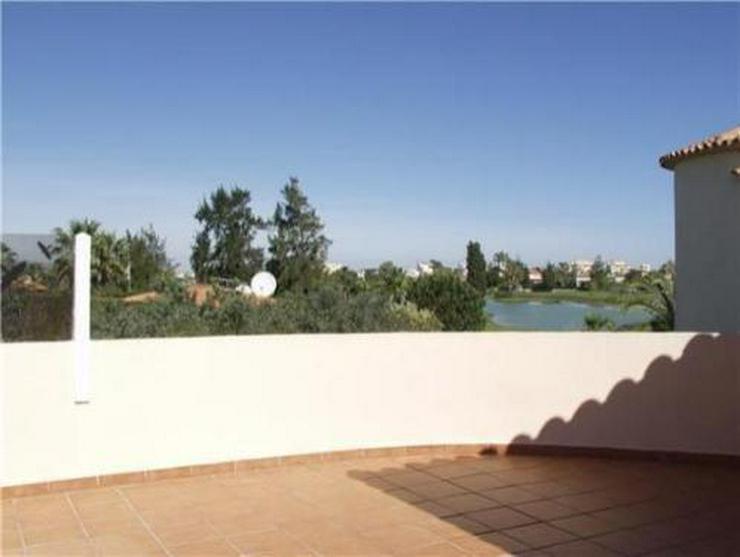Bild 4: Neuwertige Villa mit Pool direkt am Loch 1 der Golfanlage Oliva Nova