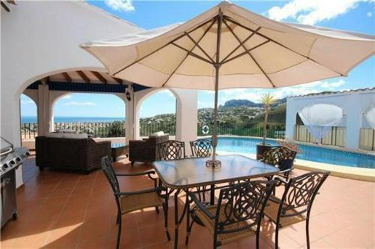 Bild 2: Neuwertige Luxusvilla mit 2 Wohneinheiten, Pool und Meerblick in ruhiger Lage am Monte Peg...