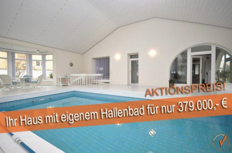 Bild 18: TOP! Das Hallenbad für den großen Auftritt: Das Wohnhaus ein attraktives Refugium mit vi...