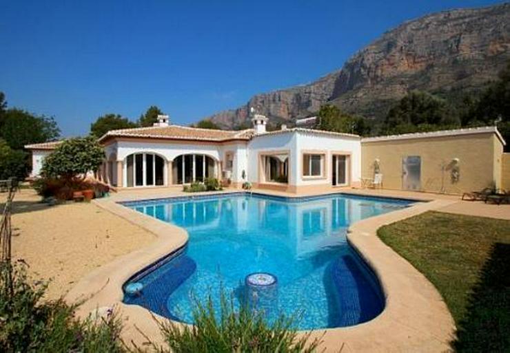Luxusvilla mit Gästehaus und Pool auf dem Montgo