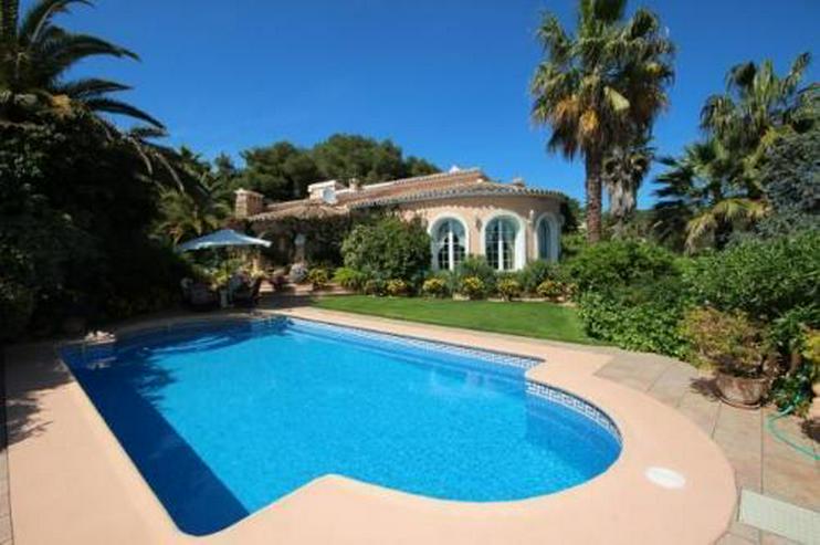 Villa mit Romantikzuschlag in ruhiger und sonniger Lage mit Pool, Garage und Meerblick - Auslandsimmobilien - Bild 1