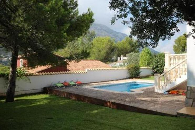 Bild 2: Gepflegte Villa mit großzügigem Garten, Carport, Pool und schönem Blick auf den Montgo