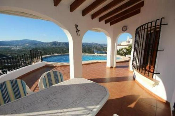Bild 4: Moderne Villa mit Carport, separatem Gästebereich und beheiztem Pool in sonniger Aussicht...