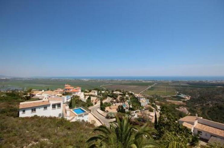 Bild 2: Großzügige Villa mit 2 Wohneinheiten, Carport, Pool und traumhaftem Meerblick