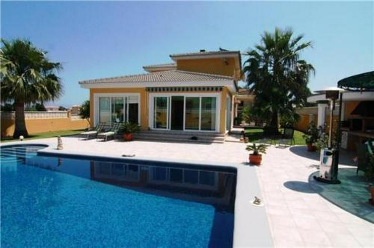 Luxuriöse Villa mit Privatpool und Garage in bevorzugter Wohnlage - Auslandsimmobilien - Bild 1