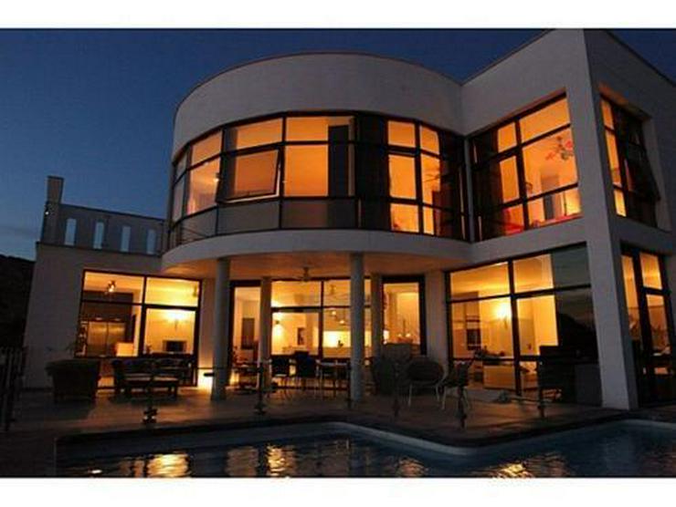 Bild 2: Moderne Designer-Villa mit einmaligem Küsten- und Meerblick