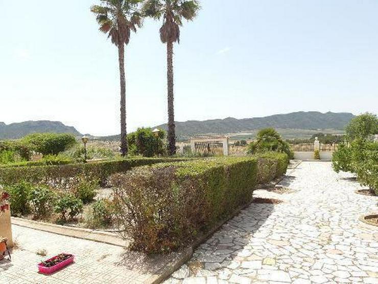 Landhaus-Villa mit Pool und wunderschönem Ausblick - Auslandsimmobilien - Bild 2