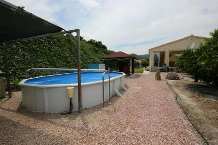 Bild 16: Neuwertige Landhaus-Villa mit Pool in idyllischer Alleinlage zwischen Orangenplantagen