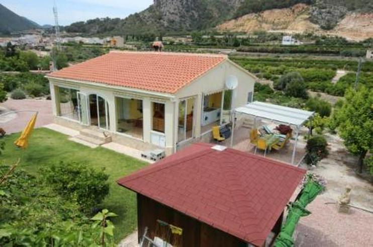 Bild 3: Neuwertige Landhaus-Villa mit Pool in idyllischer Alleinlage zwischen Orangenplantagen
