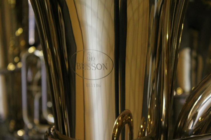 Bild 7: Besson BBb - Tuba mit 4 Zylinder - Drehventilen