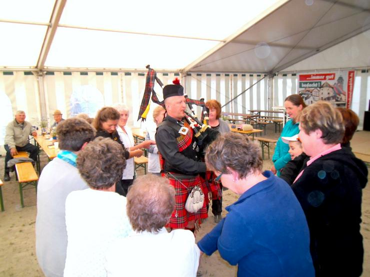 Bild 4: Bagpiper Sackpfeifer Dudelsackspieler MAGDEBURG