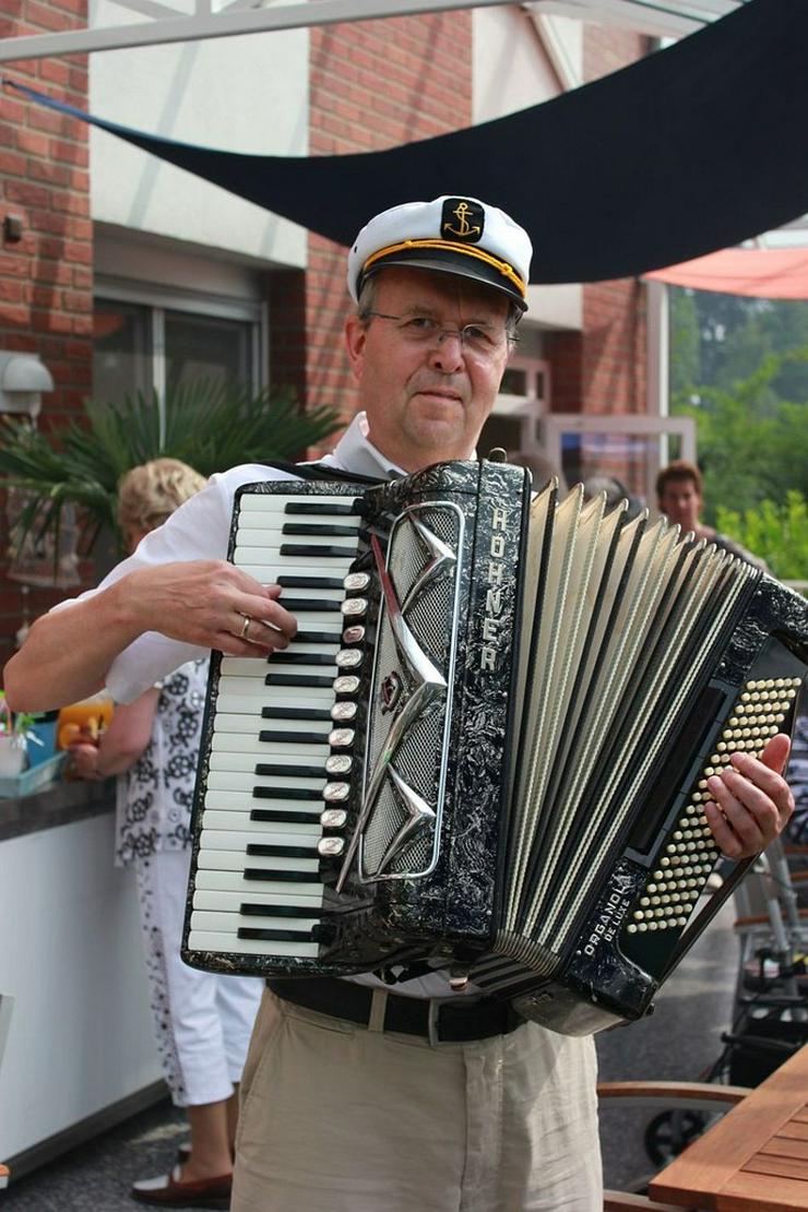 Kalle der Akkordeonspieler in Schmithof, Simmerath, Lammersdorf, Walheim, Lichtenbusch, Friesenrath, Roetgen - Musik, Foto & Kunst - Bild 1