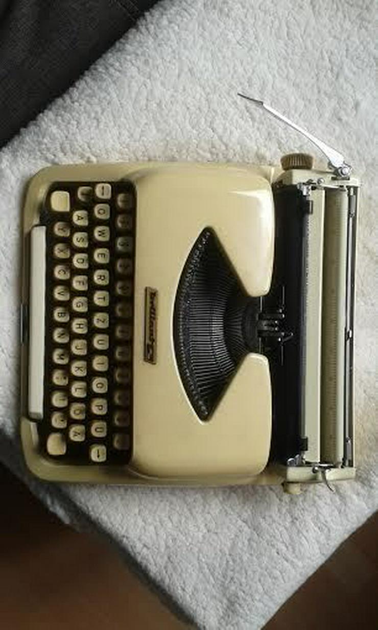 Bild 4: Kofferschreibmaschine  50 er Jahre