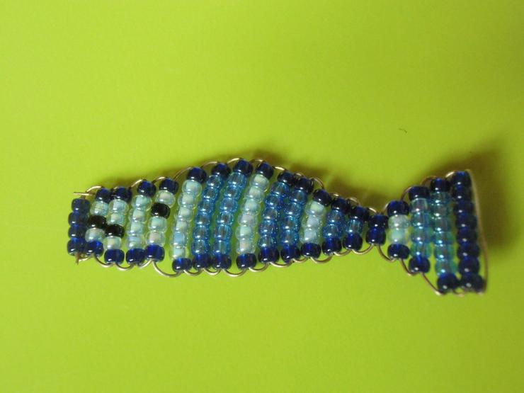 Bild 2: schöner Fisch aus blauen und weißen Perlen