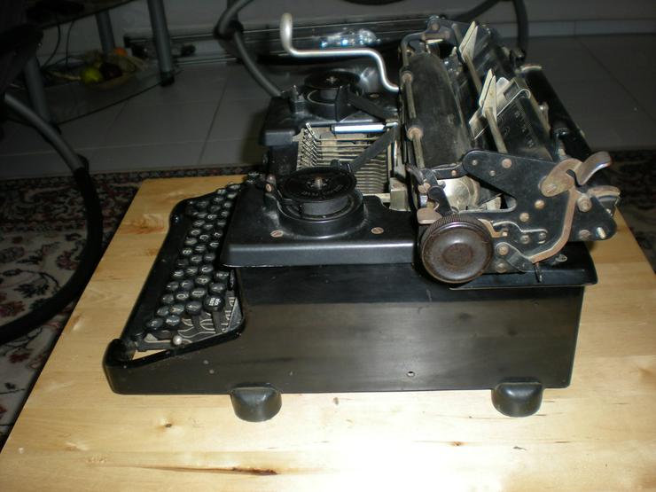 Bild 2: Antike Schreibmaschine