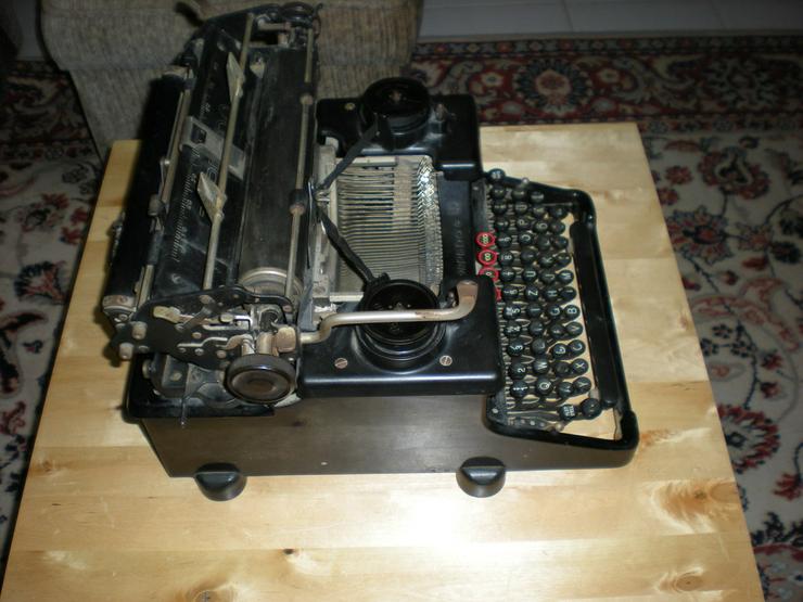 Bild 3: Antike Schreibmaschine
