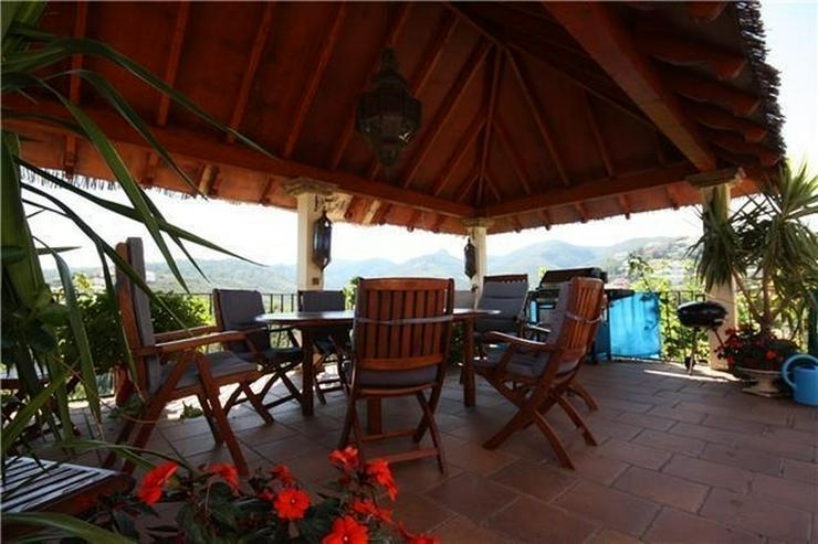 Sehr schöne 3 Schlafzimmer Villa mit Infinity Pool mit grandioser Aussicht in Orba - Haus kaufen - Bild 4