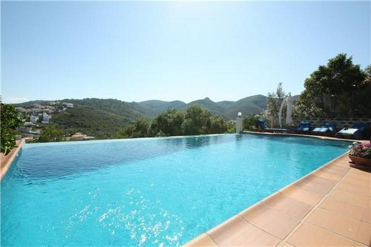 Sehr schöne 3 Schlafzimmer Villa mit Infinity Pool mit grandioser Aussicht in Orba - Haus kaufen - Bild 2
