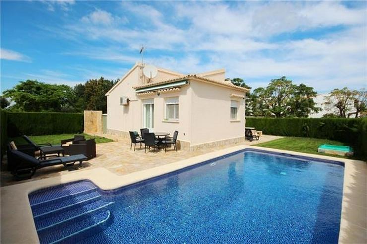 Bild 1: Neuwertige Villa mit Pool u. vielen Extras, sonniges Eckgrundstück, Carport nur 400 Meter...
