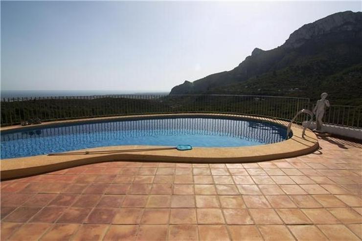 Bild 3: Großzügige Villa mit großer Poolterrasse und traumhafter Berg,-und Meeraussicht auf dem...