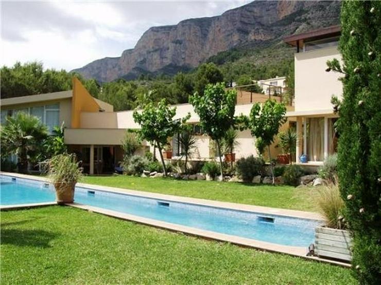 Luxuriöse Designervilla mit Pool in herrlicher Süd-West Lage mit schönem Panoramaausbli...