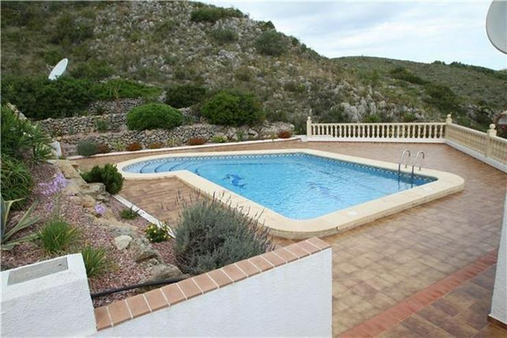 Bild 2: Gemütlicher Bungalow am Monte Pedreguer mit Gemeinschaftspool und Meerblick