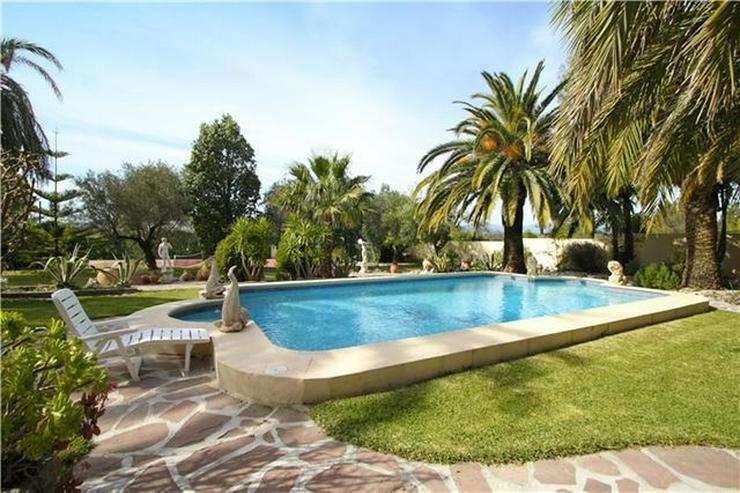 Luxusvilla mit parkähnlichen Garten, Pool, Tennisplatz und vielen weiteren Extras in Jave... - Haus kaufen - Bild 2
