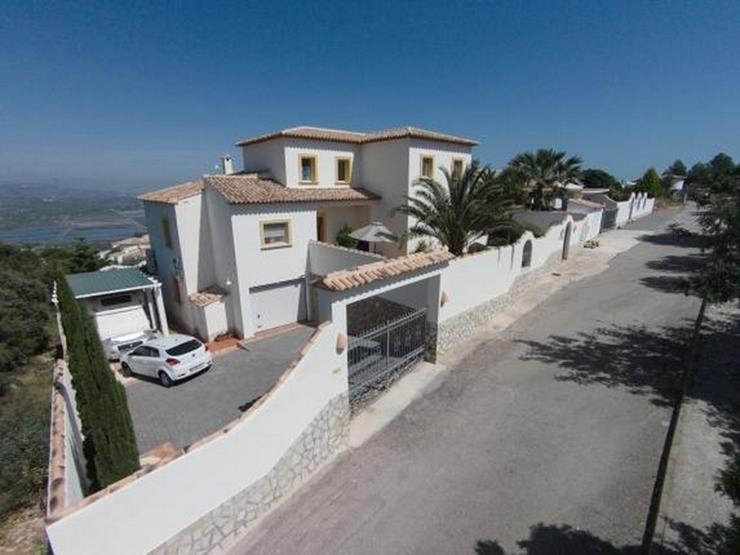 Bild 3: Schöne Villa mit herrlicher Aussicht auf das Meer und die Berge in ruhiger Lage mit Pool ...