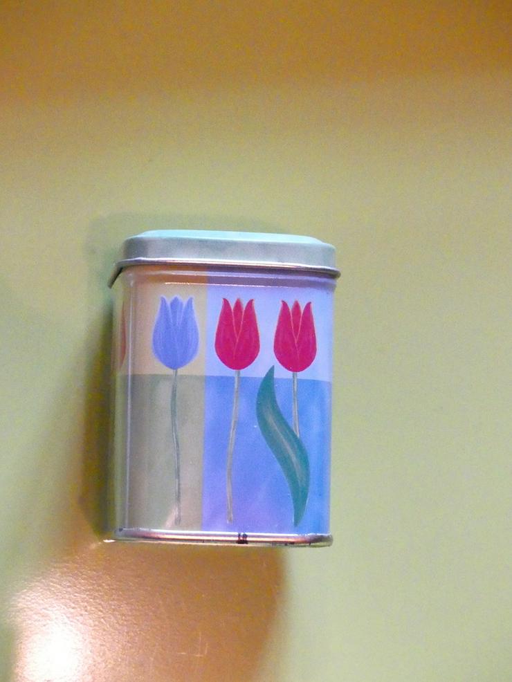 Bild 2: kleine Teedose mit Blumenmuster