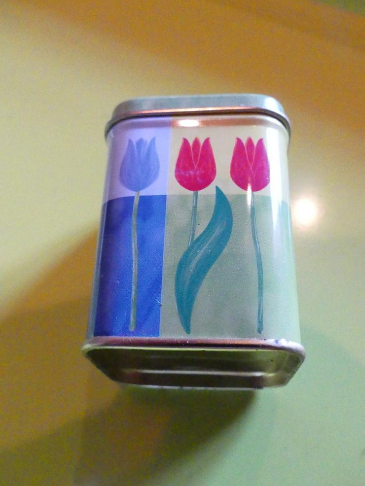 Bild 4: kleine Teedose mit Blumenmuster