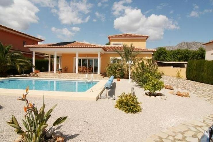 Neuwertige Villa mit Top-Ausstattung, Garage, Pool in ruhiger, sonniger Aussichtslage nahe...