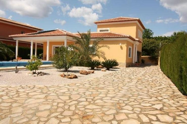 Bild 9: Neuwertige Villa mit Top-Ausstattung, Garage, Pool in ruhiger, sonniger Aussichtslage nahe...