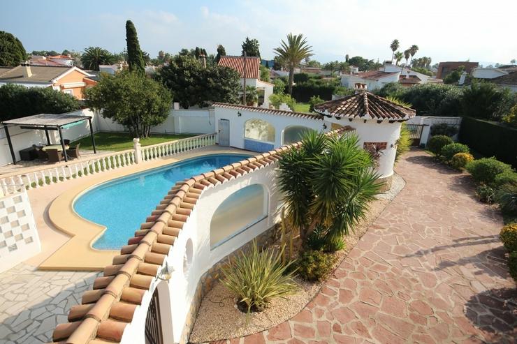 Bild 10: Villa mit 3 SZ auf sonnigem großen 1300 qm Grundstück mit Pool, Terrassen, Stellplätze ...