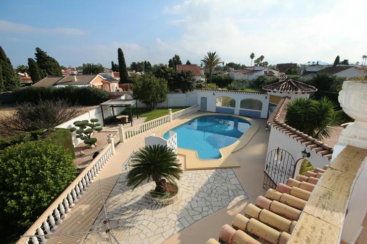 Bild 16: Villa mit 3 SZ auf sonnigem großen 1300 qm Grundstück mit Pool, Terrassen, Stellplätze ...