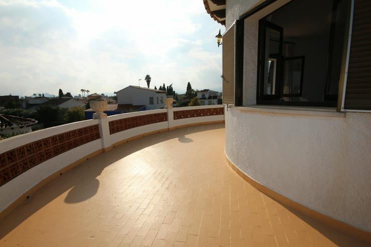 Bild 14: Villa mit 3 SZ auf sonnigem großen 1300 qm Grundstück mit Pool, Terrassen, Stellplätze ...
